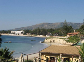 Neptune apartment in villa with swimming pool 20 meters from the sea Fontane Bianche